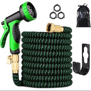100ft Expandable Green and Black Garden Hose with Spray Nozzle. NEW in Bag!